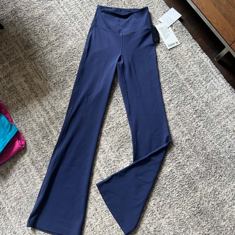 Lululemon Groove Super-High-Rise Nulu Flared Pants
Asia Fit